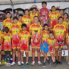 Corredores del Club Ciclista León posando con sus trofeos.