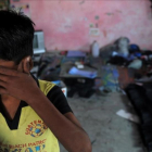 Un niño indio se cubre la cara en un suburbio de Delhi.