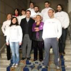 Los miembros del equipo posan con Isabel Carrasco en las escaleras del Palacio de los Guzmanes