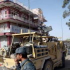 Un carro de combate inspecciona el lugar donde se ha producido una explosión en Afganistán.