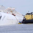 Buzos de la compañía holandesa Smit Salvage realizan una primera inspección del crucero.