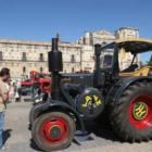 Los tractores permanecieron todo el día expuestos en la plaza de San Marcos antes de reemprender el