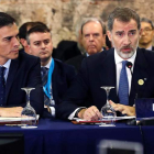 El presidente del Gobierno, Pedro Sánchez, junto al rey Felipe VI, durante su intervención en la Cumbre Iberoamericana. FRANCISCO GÓMEZ