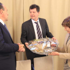 Alfonso Arias y Conchi López entregando a Alfonso Rojo una cesta con productos típicos del Bierzo, uno de los tres regalos.