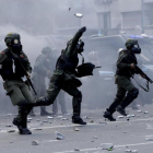 Policías lanzan botes de gas lacrimógeno contra los manifestantes que les lanzaron piedras y latas en las inmediaciones del Congreso, en Buenos Aires, el 14 de diciembre.