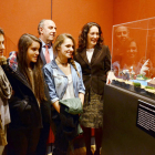 María Josefa García Cirac, junto a estudiantes palentinos que visitaron la muestra.