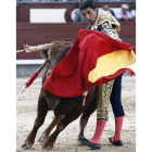 El diestro leonés Javier Castaño torea al natural a su primer toro.