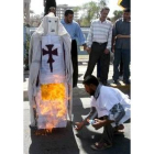 Un iraquí quema una réplica del Papa al sur de Irak