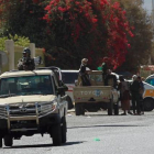 Soldados yemenís toman posiciones en torno a la residencia del presidente.