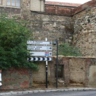 En la foto de la izquierda se aprecian los restos de la construcción adosada a la muralla que ayer f