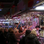 Afluencia de compradores en el mercado de la Mercè, en Nou Barris.