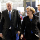 La cancillera Angela Merkel y el presidente de la CDU, Horst Seehofer, se dirigen a la sede del SPD, el martes en Berlín.