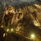 Ascenso a una de las salas de la milenaria cueva