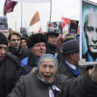 Una mujer sostiene en Moscú una fotografía del primer ministro, Vladimir Putin, en la que se puede leer «no».