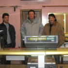 Tres de los integrantes de la cooperativa que presentaron ayer su proyecto en una de sus carnicerías