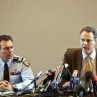 El teniente coronel Benoit Vinneman y el fiscal de Annecy, Eric Maillaud, ayer.