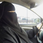Una mujer saudí, conduciendo un coche en Riad durante el 2011, un acto prohibido.