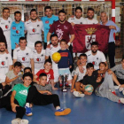 La selección de León posa al término del campeonato con el trofeo de campeón. DL