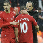 El técnico del Wigan, Roberto Martínez, celebra con Maloney el 2-0 ante el Millwall.