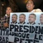 Simpatizantes de López Obrador con una pancarta ante la sede de la presidencia mexicana