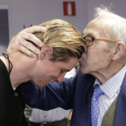 Manuel Briñas (d) saluda a Fernando Torres durante un acto en 2016.