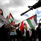 Manifestantes palestinos se enfrentan a las fuerzas de seguridad israelíes.