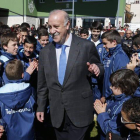 Del Bosque, con niños en La Eragudina, firmó autógrafos y atendió a sus preguntas y consejos.