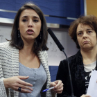 La portavoz de Podemos en el Congreso Irene Montero y la diputada de la formacion Gloria Elizo durante una rueda de prensa en el Congreso.