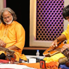 Primero por la izquierda, el músico Vishwa Mohan Bhatt. DL