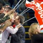 José Luis Rodríguez Zapatero besa a una asistente al mitin de ayer en Canarias