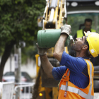 Un trabajador de la construcción bebe agua durante la jornada de trabajo en plena ola de calor. SALAS
