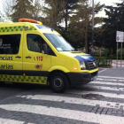 La ambulancia que asistió a la víctima se la lleva camino del Hospital.