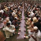 Habitantes de Lahore se reúnen a la espera de romper el ayuno durante el Ramadán, en una imagen de archivo
