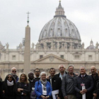 Miembros de Ending of Clergy Abuse, organización de supervivientes de los abusos sexuales en la Iglesia, este lunes en el Vaticano.