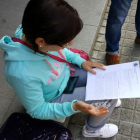 La imagen muestra a la mujer que denunció, ayer leyendo el auto del juez que envía a su expareja a la cárcel. DL