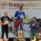 Mediavilla, en lo alto del podio de la prueba de atletismo. RUBÉN