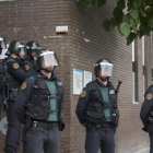 Un grupo de guardias civiles custodian, el domingo, la puerta de un CAP de Sant Andreu de la Barca que fue un punto de votación del referéndum.