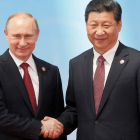 Putin estrecha la mano a su homólogo chino, Xi Jinping