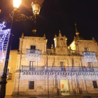 Luces en cascada decoran la fachada del Ayuntamiento.