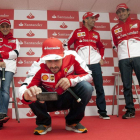 Alonso bromea delante de Massa, Gené y De la Rosa.