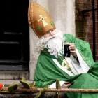Un hombre disfrazado de San Patricio en Dublín, en una foto de archivo.