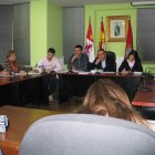 Un momento de la sesión plenaria celebrada ayer con el equipo de gobierno del PP al fondo.