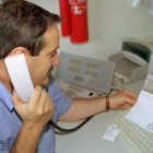 Los profesionales valorarán si es necesario dar al usuario de teleasistencia detectores de movilidad. JESÚS