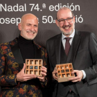 El escritor barcelonés Alejandro Palomas, izquierdam posa con su premio junto a Antoni Bassas. M. PÉREZ