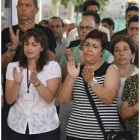 Vecinos de Torrejón aplauden tras la concentración silenciosa