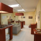 Detalle de algunas vitrinas con piezas de Lancia en el aula arqueológica de Villasabariego