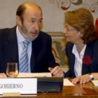 Rubalcaba conversa con la presidenta de la comisión, Carmen Hermosín