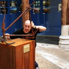 El artista Agustín Berrueta posa con una de las obras de la exposición.