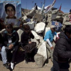La familia del minero atrapado Jimmy Sánchez, en el yacimiento San José, cerca de Copiapó.