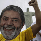 Un manifestante seguidor de Lula usa una máscara con la imagen del expresidente, en un acto a favor de su liberación, el 14 de abril, en Río de Janeiro.